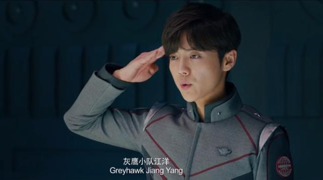 明明是演军人，鹿晗还顶着一头油腻的厚刘海？？