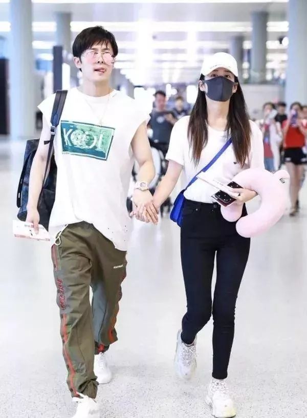 曾经公费谈恋爱的明星夫妻，现在连恩爱都懒得装了？