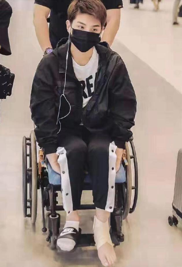 黄明昊坐轮椅现身机场 发文解释打篮球时崴伤