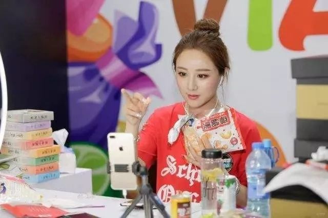一晚能赚一套房！征服马云，碾压李佳琦，她才是中国最会赚钱的网红
