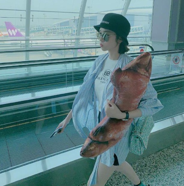 唐艺昕婚后晒日常 手拿大猪蹄嘟嘴卖萌心情佳