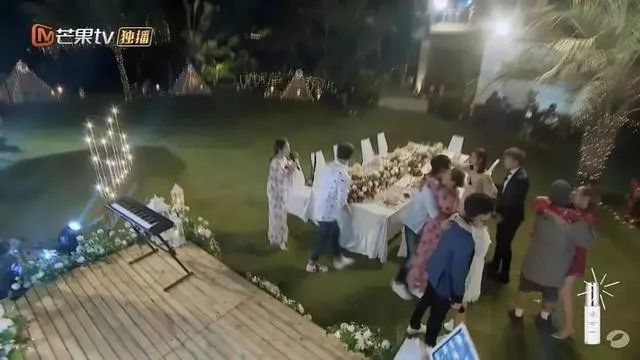 曾经公费谈恋爱的明星夫妻，现在连恩爱都懒得装了？