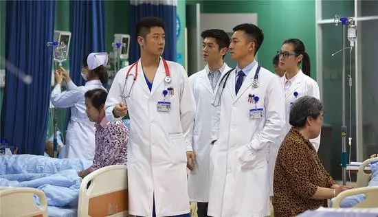 备胎能绕地球一圈的这位女星，为什么总有老实人做接盘侠？