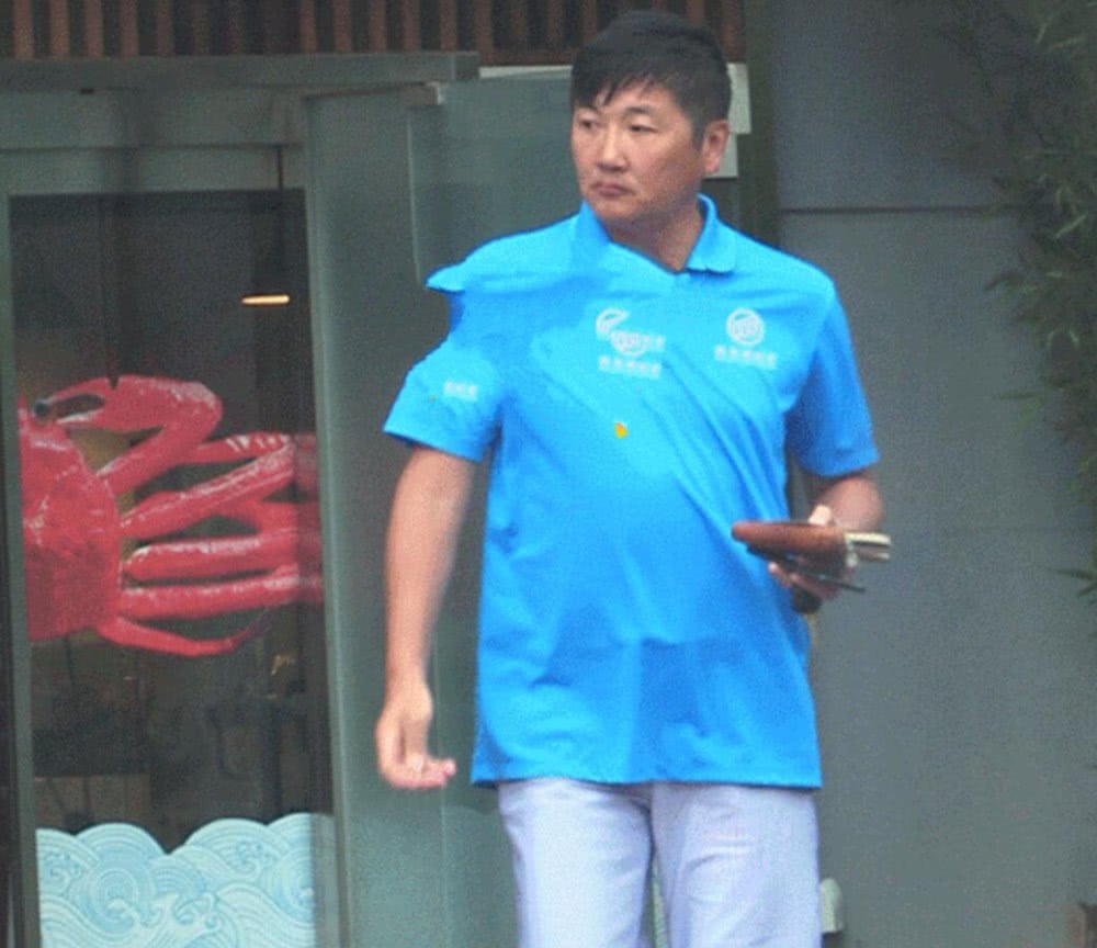 孙楠被拍开百万超跑吃高级日料，与之前租房700一月成对比