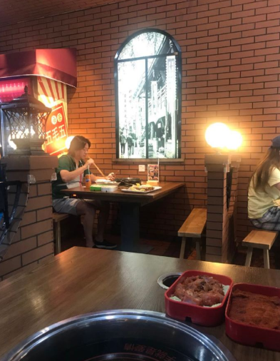 高晓松独自撸串被偶遇 网友大赞美腿获本人幽默回应