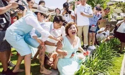 疑似被包养，长年被骂艳星…这群明星已经混到要直播卖货了？