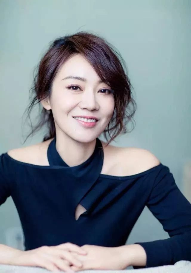 狠人！隐婚生女，让保安赶现男友？又恋上小11岁同组演员…