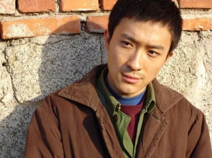 狠人！隐婚生女，让保安赶现男友？又恋上小11岁同组演员…