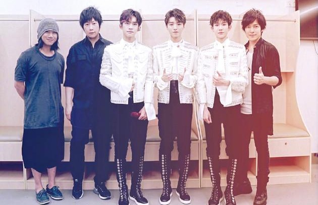 阿信赠送同款吉他 谈参加TFBOYS六周年演唱会感受