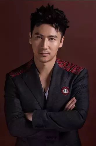 狠人！隐婚生女，让保安赶现男友？又恋上小11岁同组演员…