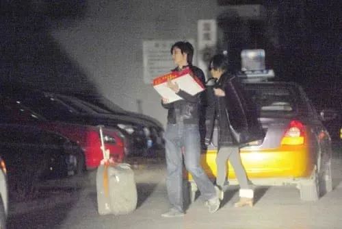 狠人！隐婚生女，让保安赶现男友？又恋上小11岁同组演员…