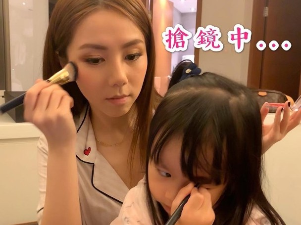 邓紫棋教干女儿化妆 两人互动画面温馨十足