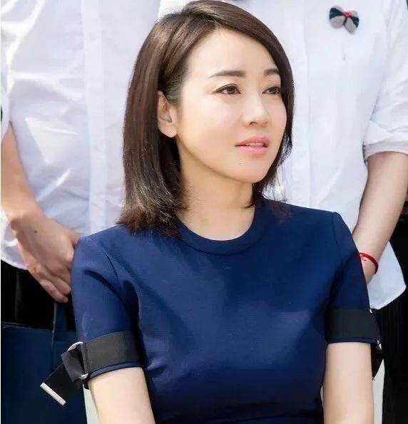 狠人！隐婚生女，让保安赶现男友？又恋上小11岁同组演员…