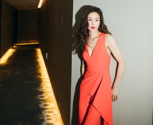 李若彤生日晒鲜花照许愿 粉丝纷纷却在催自拍照