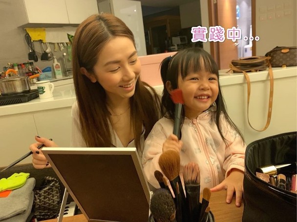 邓紫棋教干女儿化妆 两人互动画面温馨十足