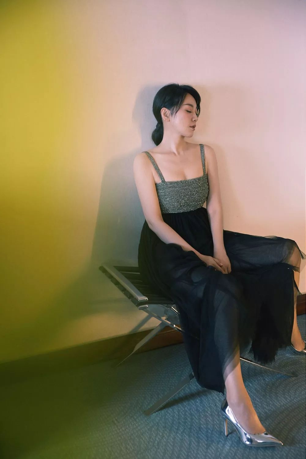 狠人！隐婚生女，让保安赶现男友？又恋上小11岁同组演员…