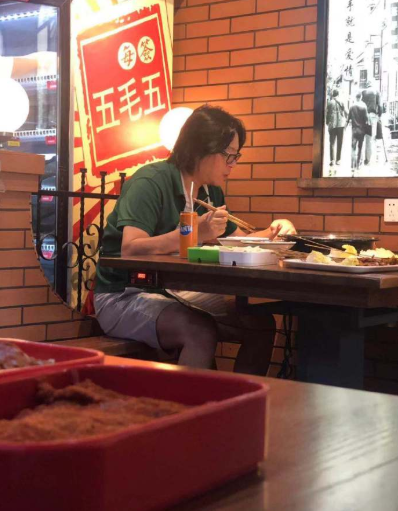 高晓松独自撸串被偶遇 网友大赞美腿获本人幽默回应