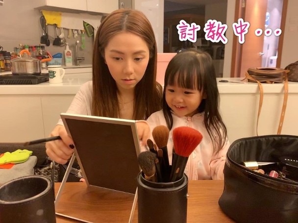 邓紫棋教干女儿化妆 两人互动画面温馨十足