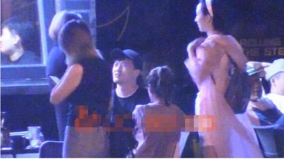双双出轨婚变三年后，女星继任将孩子视如己出，男方却独居夜会四美女