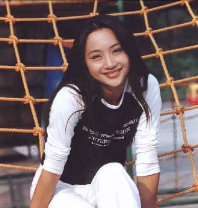 一线女星下嫁小演员，如今她直播卖货，却被网友吐槽“整容脸僵”？