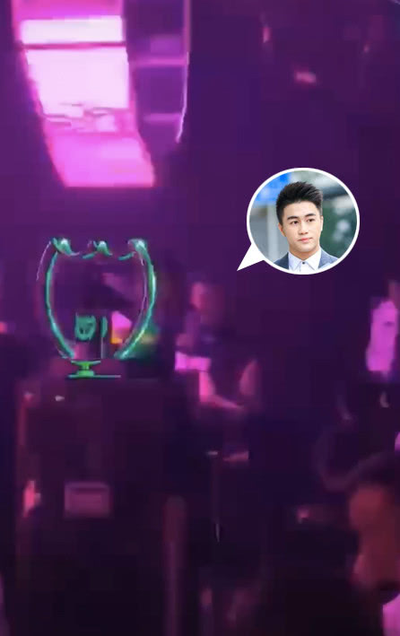 撇下奚梦瑶？何猷君去酒吧玩超嗨，身边美女成群