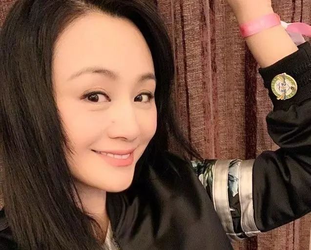一线女星下嫁小演员，如今她直播卖货，却被网友吐槽“整容脸僵”？