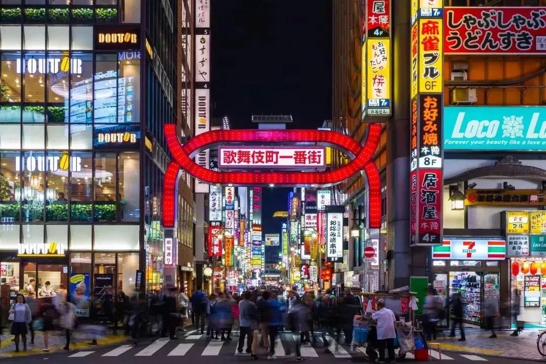 日本第一牛郎，整成“蛇精脸”，一晚就能挣400万，20岁就成董事长？