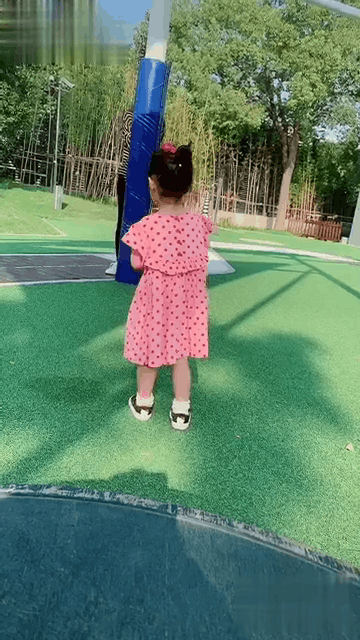 陈赫恩爱和张子萱恩爱合体 第一天送女儿去学校显不舍