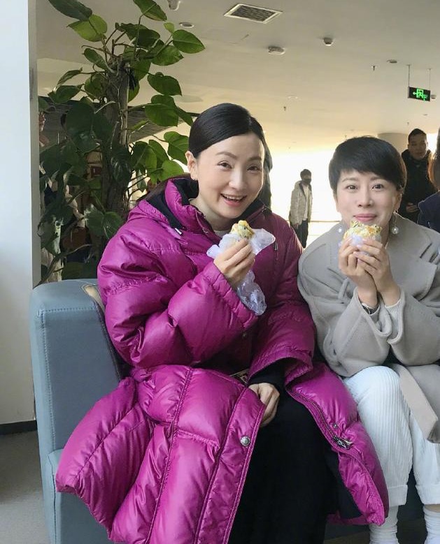 好闺蜜！海清与陶虹同吃煎饼果子露灿烂笑容
