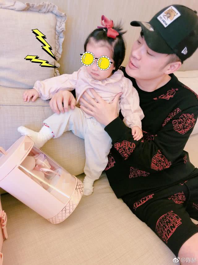 陈赫恩爱和张子萱恩爱合体 第一天送女儿去学校显不舍