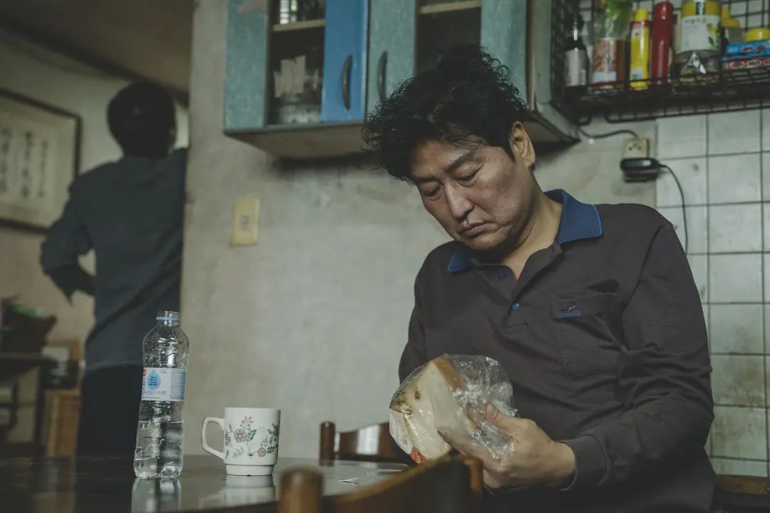 王宝强身家过亿，亲哥卖饼维生：有钱就要帮穷亲戚吗？