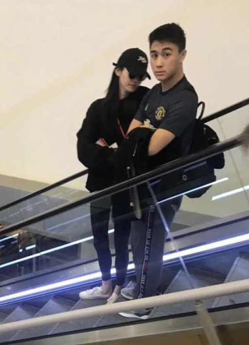 撇下奚梦瑶？何猷君去酒吧玩超嗨，身边美女成群