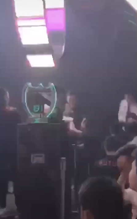 撇下奚梦瑶？何猷君去酒吧玩超嗨，身边美女成群