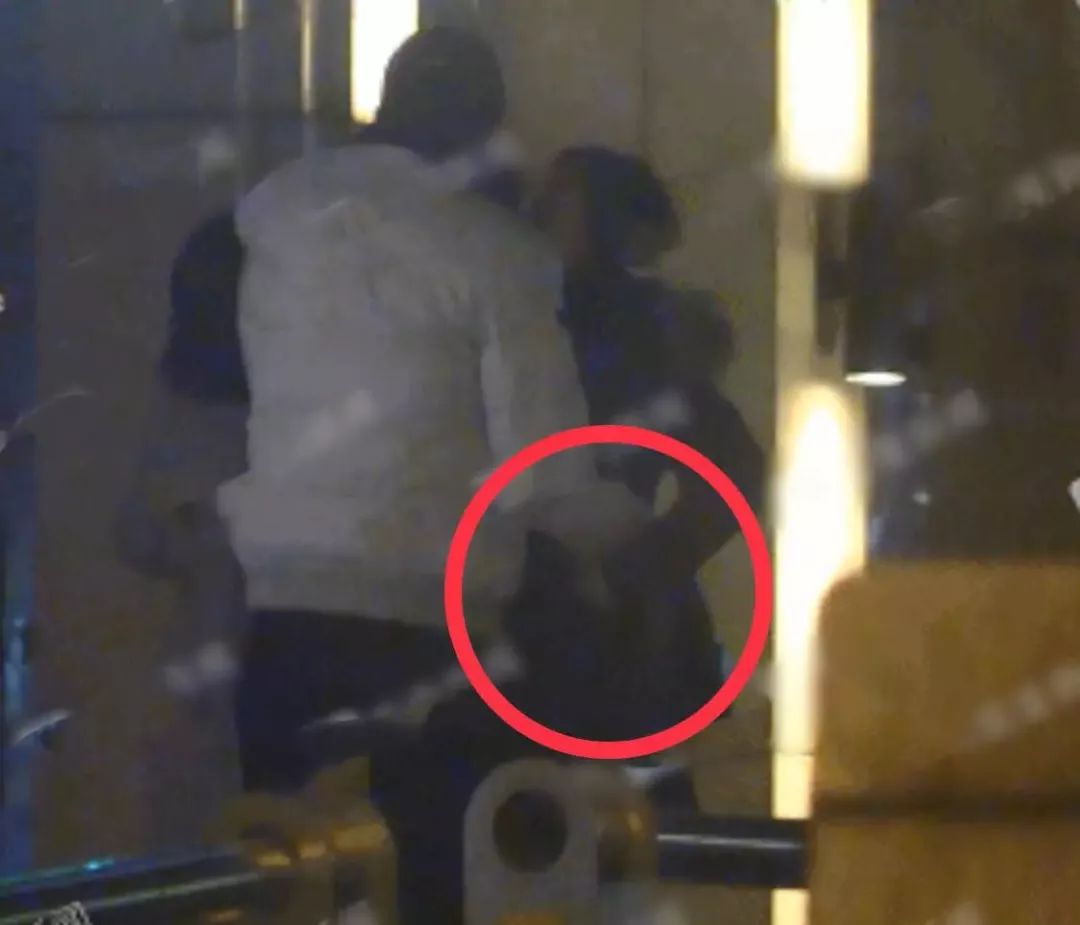 当众揩油，摸肚子，拉女伴肩带，他是嫌自己不够糊吗？！