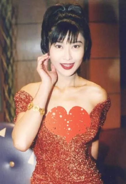 出身名门的她靠脱衣爆火，转型拿下金曲奖，最后选择嫁入豪门
