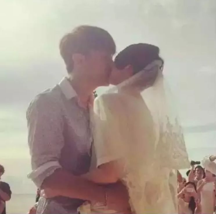 挖好姐妹墙角，为爱全裸，现在又来和老公秀恩爱？