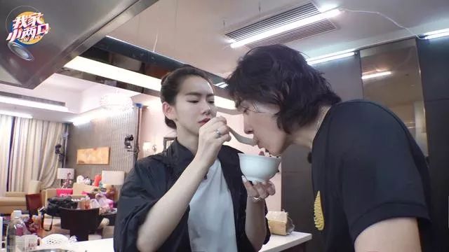 挖好姐妹墙角，为爱全裸，现在又来和老公秀恩爱？