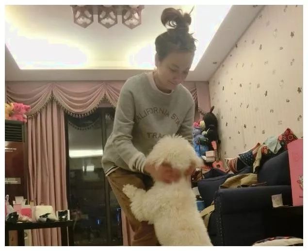 吴昕曝光2000万豪宅，却引人吐槽：成年人的丧，是一种内耗