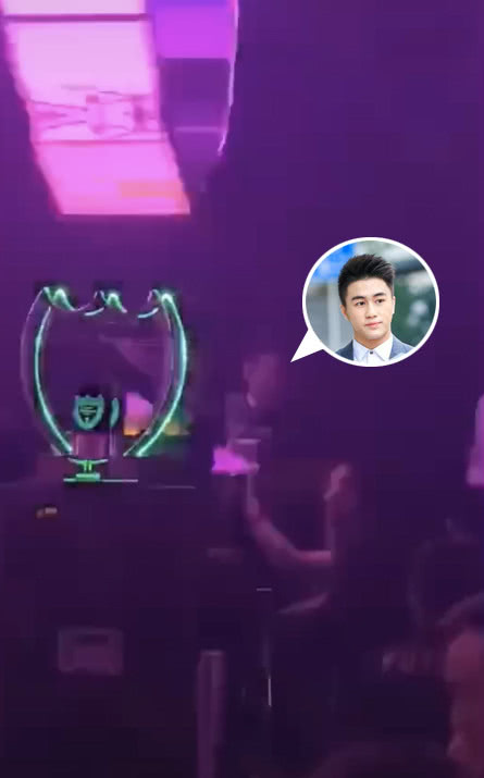 撇下奚梦瑶？何猷君去酒吧玩超嗨，身边美女成群