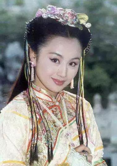 一线女星下嫁小演员，如今她直播卖货，却被网友吐槽“整容脸僵”？