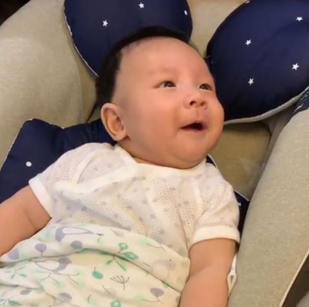 “劈腿”风波后张致恒未婚妻晒萌娃照 一家三口其乐融融