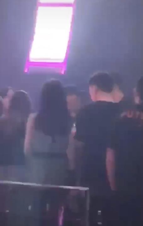 撇下奚梦瑶？何猷君去酒吧玩超嗨，身边美女成群