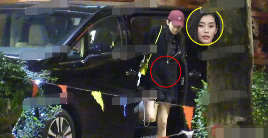 撇下奚梦瑶？何猷君去酒吧玩超嗨，身边美女成群