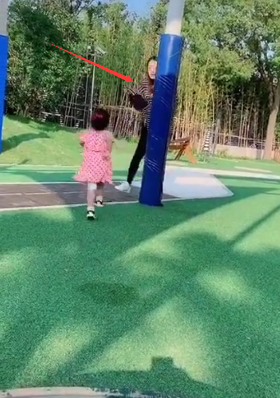 陈赫恩爱和张子萱恩爱合体 第一天送女儿去学校显不舍