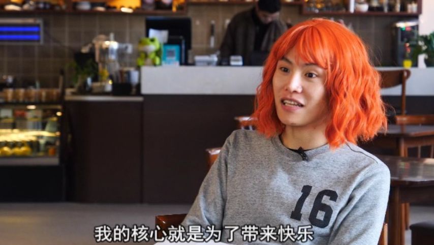 辣眼睛，一个人演一对情侣？圈内明星都来蹭他热度