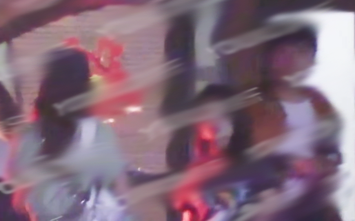 再同框！热依扎深夜回住所，男友亲自迎接