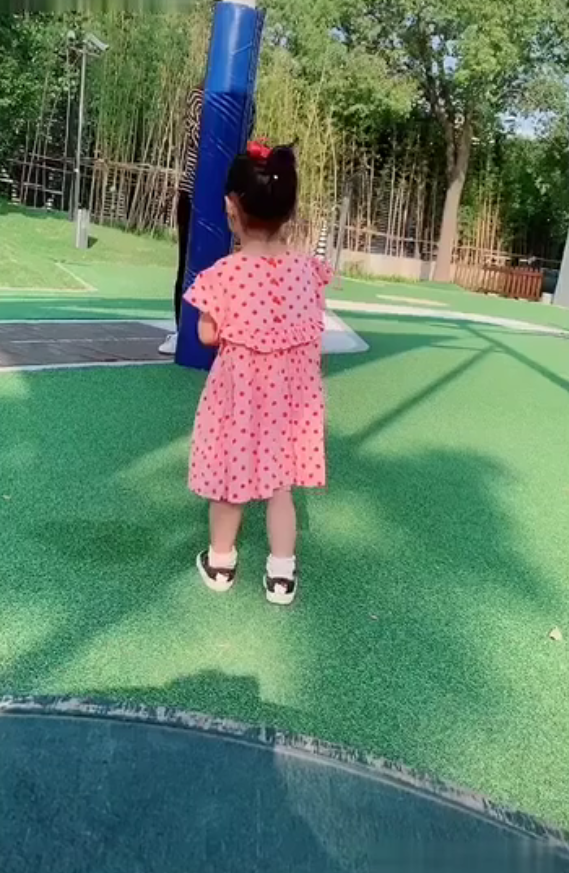 陈赫恩爱和张子萱恩爱合体 第一天送女儿去学校显不舍