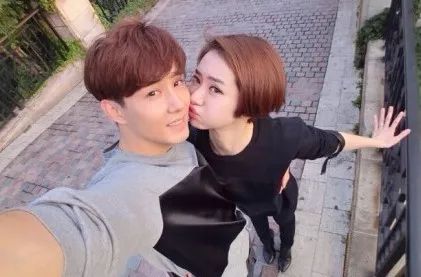 挖好姐妹墙角，为爱全裸，现在又来和老公秀恩爱？