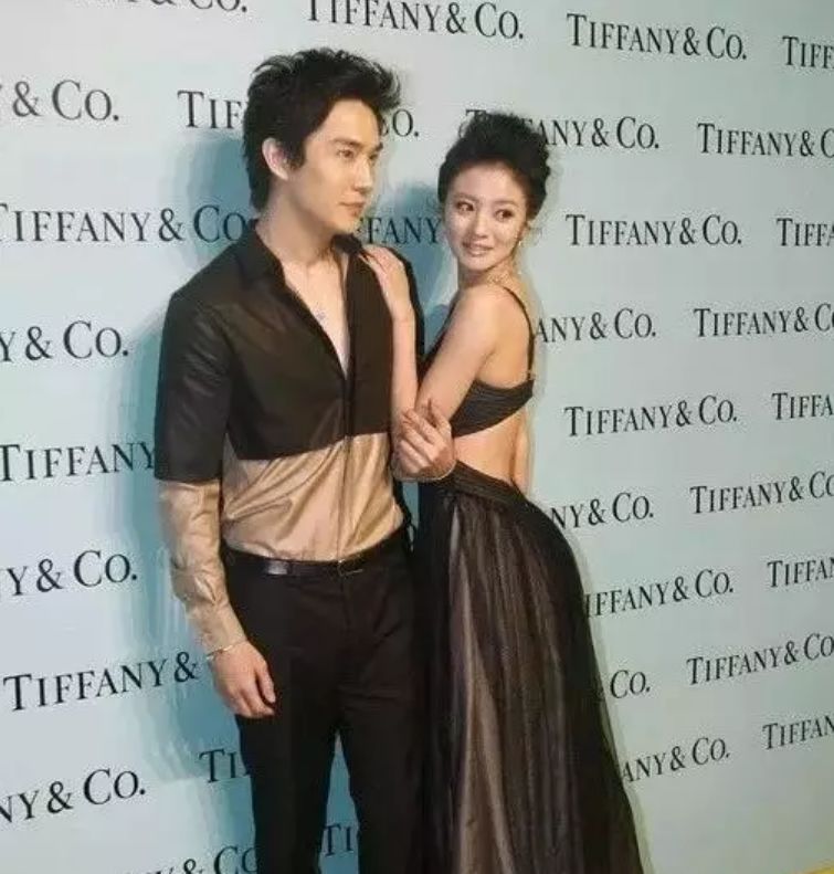 挖好姐妹墙角，为爱全裸，现在又来和老公秀恩爱？