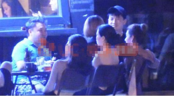 双双出轨婚变三年后，女星继任将孩子视如己出，男方却独居夜会四美女
